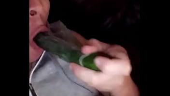 Preview 1 of 69 Shemale Trio - Passiva gulosa matando a vontade de pica com pepino no cu