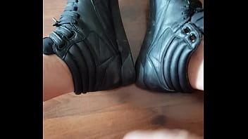 Preview 2 of Feses - Se masturba con sus botitas Reebok Freestyle puestas