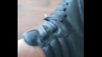 Preview 3 of Feses - Se masturba con sus botitas Reebok Freestyle puestas