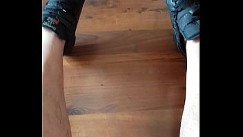 Preview 1 of Feses - Se masturba con sus botitas Reebok Freestyle puestas