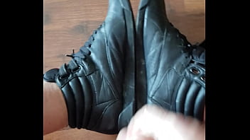 Preview 4 of Feses - Se masturba con sus botitas Reebok Freestyle puestas