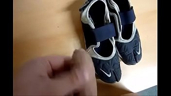 Preview 1 of Deai Boob - Se masturba con sus Nike Rift y acaba adentro