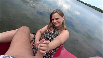 Preview 2 of 5 Men Xxx - TRETBOOT-FICK mitten auf dem See