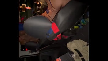 Preview 4 of Somllgirl Reep - Depois de uma resenha fiquei animadinha e pedi pros meus amigos pararem o carro pra fuder com eles na rua sem camisinha,  sem ligar pras pessoas que estavam passando e olhando.