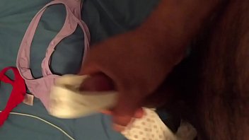 Preview 3 of Wow Xxxbedeo - Masturbando con la tanga de puta de mi vecina