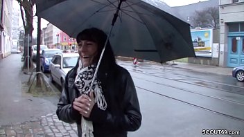 Preview 1 of Biig Ass Mom Son - Teeny wird auf der Strasse angesprochen und fuer Geld gefickt