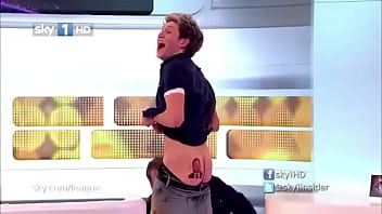 Preview 4 of Carmella Bing Xxx Videos - Niall Horan(One Direction) mostrando a bunda