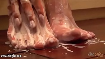 Preview 4 of Ledis Homo Sex Xxx - Curvy brunette rips her nylon pantyhose