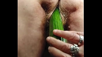 Preview 3 of Russian Money Xxxxx - Oma neukt harige kut met komkommer
