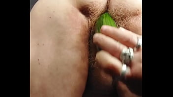 Preview 4 of Russian Money Xxxxx - Oma neukt harige kut met komkommer