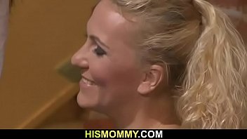 Preview 3 of Perfekter Leggins Arsch - He finds her toying his older mom