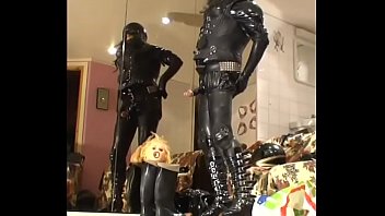 Preview 4 of Woodman Simone - Roxina2005WildHornyMaskSlut071205XL.WMV