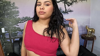Preview 1 of Young And Old Sex Video - A novinha Nicole Ventura enfia o punho no c&uacute_ do safado ap&oacute_s ser fodida