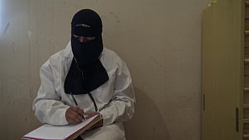 Preview 1 of Wwwpussy15 Com - Egyptian female doctor gives handjob to one of her muslim patients