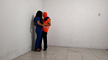 Preview 2 of Mature In Silk - LA SUCIA ENFERMERA DEL HOSPITAL COQUETEA CON EL BARRENDERO!! LO MUY SUCIA MOTIVO AL MACHO DE LA LIMPIEZA Y LE DIO UNA MAMADA CON MUCHA SALIVA AL PENE DEL TRABAJADOR. PORNO REAL EN HOSPITAL