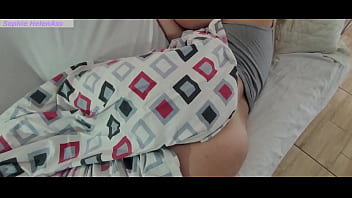 Preview 1 of Fatima Torre - Cheguei em casa e vi minha madrasta toda gostosa no sofa,  e acabei fodendo a rabuda!