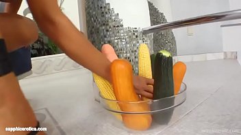 Preview 3 of Manuel Ferrera Sex - Solo girl Lara masturbating at SapphiX