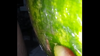 Preview 3 of Big Dud Xxx Vid - Comendo melancia