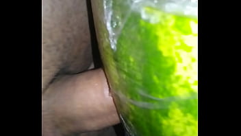Preview 4 of Big Dud Xxx Vid - Comendo melancia
