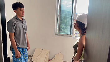 Preview 2 of Son Caught Mom With Out Dress - Ingeniera muy caliente hace trato con obrero de que la folle a cambio de salir temprano de la obra. H.L