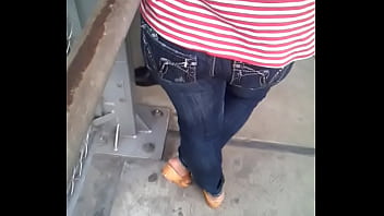 Preview 3 of Mom Upskirt Kitchen - ESTA VIEJA DE CULO RICO DEL METRO