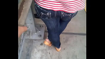 Preview 1 of Mom Upskirt Kitchen - ESTA VIEJA DE CULO RICO DEL METRO