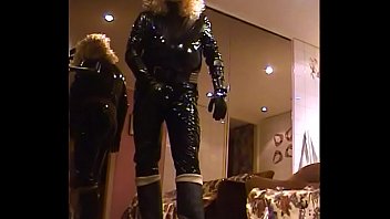 Preview 4 of Xxxviqeo - Roxina2004FirstTakeInRubber050104XXL.WMV