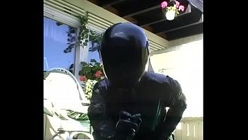 Preview 2 of Fille Se Masturbe Jouit - Roxina2005LakkSuitedBikerGurlOut290705.MPG