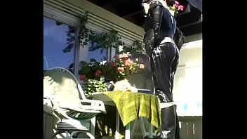 Preview 3 of Fille Se Masturbe Jouit - Roxina2005LakkSuitedBikerGurlOut290705.MPG