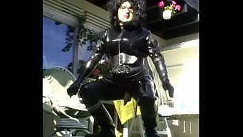 Preview 4 of Fille Se Masturbe Jouit - Roxina2005LakkSuitedBikerGurlOut290705.MPG