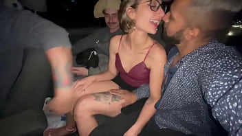 Preview 1 of Sex Videos Hdprint - A loirinha aprontou com os dois na carona do carro
