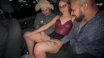 Preview 4 of Sex Videos Hdprint - A loirinha aprontou com os dois na carona do carro