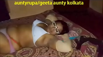 Preview 2 of Durin Vhs Homemade - hot sexy bengali geeta aunty from kolkata india