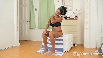 Preview 1 of Kelly Shibari Ngentot - Sexy Yanks Ebony Lola Rose Masturbating