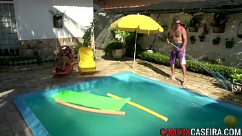 Preview 1 of Solocumshot - Limpador de piscina fodeu a gostosa