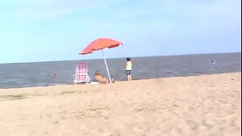 Preview 1 of Lina Handjob - Minha m&atilde_e muito gostosa na praia