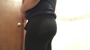 Preview 2 of Girl Panes - Cross Gay provandose unos leggins
