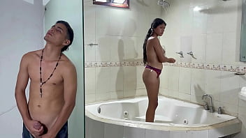 Preview 2 of Www Vedio X Com - me escondo en la ducha de mi peque&ntilde_a hermanastra y termino d&aacute_ndole la mejor follada de la vida,  hasta correrme en su cara HL