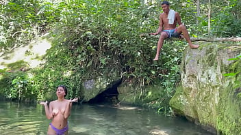 Preview 2 of Www Xxx Reb Com - me follo a chica latina desconocida mientras toma un rico ba&ntilde_o en el lago 1PT