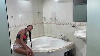 Preview 1 of 4 Penis 1 Vagina - le doy un rico masaje a mi timida hermanastra para que me deje ducharme junto a ella para ponerla bien cachonda y follarmelo duro
