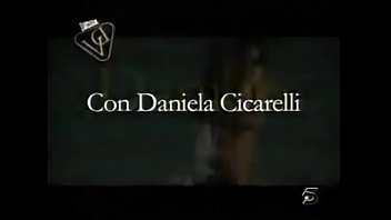 Preview 1 of Armpit Lick Desi - Daniella Cicarelli trepando na praia