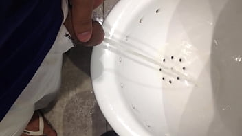 Preview 2 of Plyymouves - Mijando para um macho no banheiro do bar (filmei e mandei pra ele)