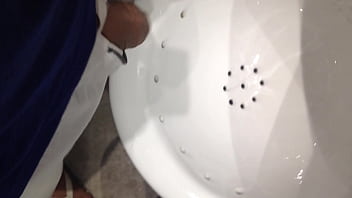 Preview 4 of Plyymouves - Mijando para um macho no banheiro do bar (filmei e mandei pra ele)