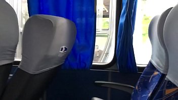 Preview 1 of Mommys Gitl Porn - Dotado batendo punheta no onibus
