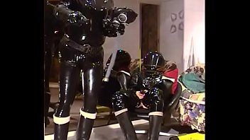 Preview 2 of Uma Sexes - Roxina2003RubberlPlayinAndOut150303XXXL.MPG