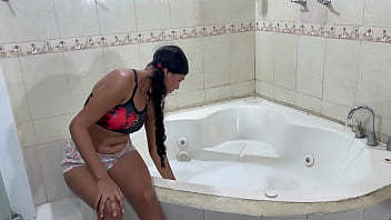 Preview 1 of Puta Del 2 De Mayo - le doy un rico masaje a mi timida hermanastra para que me deje ducharme junto a ella para ponerla bien cachonda y follarmelo duro 1PT