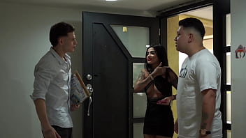 Preview 1 of Chinesw Dad - Marido Cornudo deja que se follen a su mujer para tener una casa