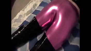 Preview 2 of Petits Feist - Le llena de semen las calzas y la campera