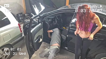 Preview 2 of Pumped Up Hairy Fat Hd - Novinha leva carro no mec&acirc_nico e levou pau