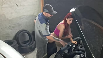 Preview 3 of Pumped Up Hairy Fat Hd - Novinha leva carro no mec&acirc_nico e levou pau